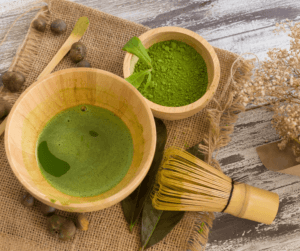 Matcha Set zeigt Bambusbesen und Teeschale mit Matcha tee